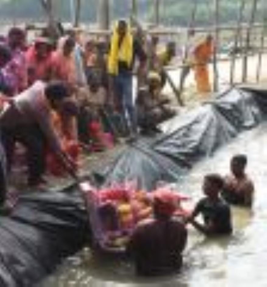 झूलेलालघाट, कुड़ियाघाट और खाटू श्याम मंदिर घाट पर सुबह से ही विसर्जन शुरू हो गया जो शाम तक जारी
