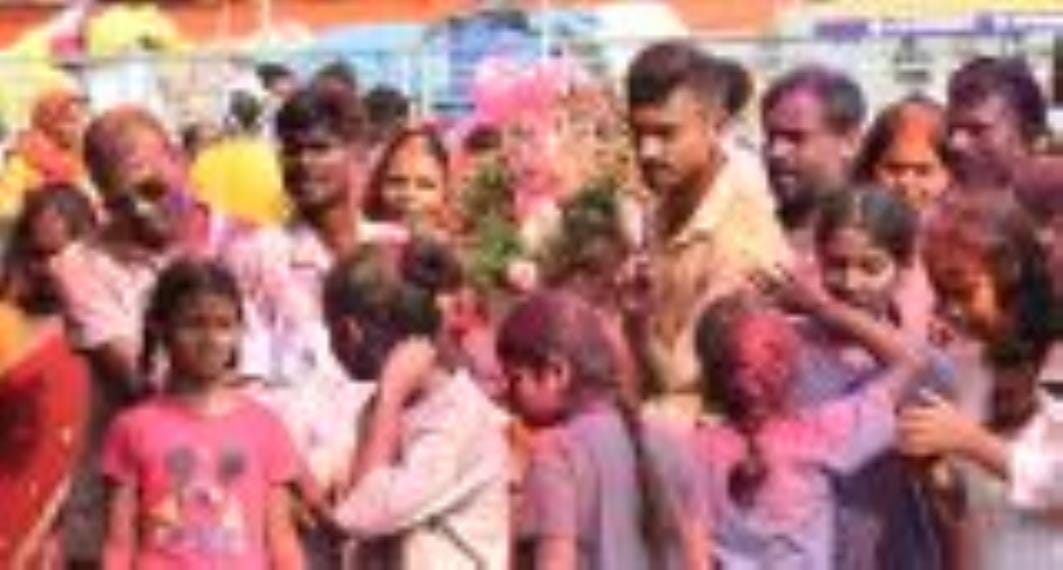 झूलेलालघाट, कुड़ियाघाट और खाटू श्याम मंदिर घाट पर सुबह से ही विसर्जन शुरू हो गया जो शाम तक जारी