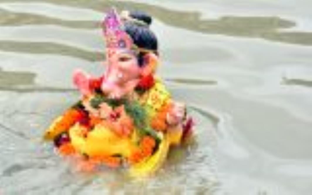 झूलेलालघाट, कुड़ियाघाट और खाटू श्याम मंदिर घाट पर सुबह से ही विसर्जन शुरू हो गया जो शाम तक जारी