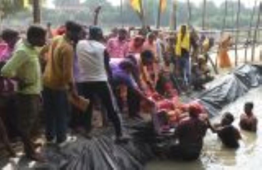 झूलेलालघाट, कुड़ियाघाट और खाटू श्याम मंदिर घाट पर सुबह से ही विसर्जन शुरू हो गया जो शाम तक जारी