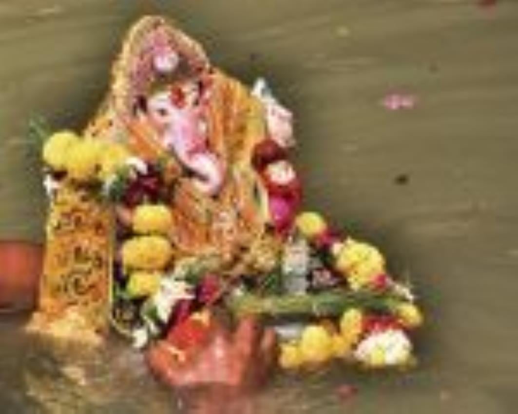 झूलेलालघाट, कुड़ियाघाट और खाटू श्याम मंदिर घाट पर सुबह से ही विसर्जन शुरू हो गया जो शाम तक जारी