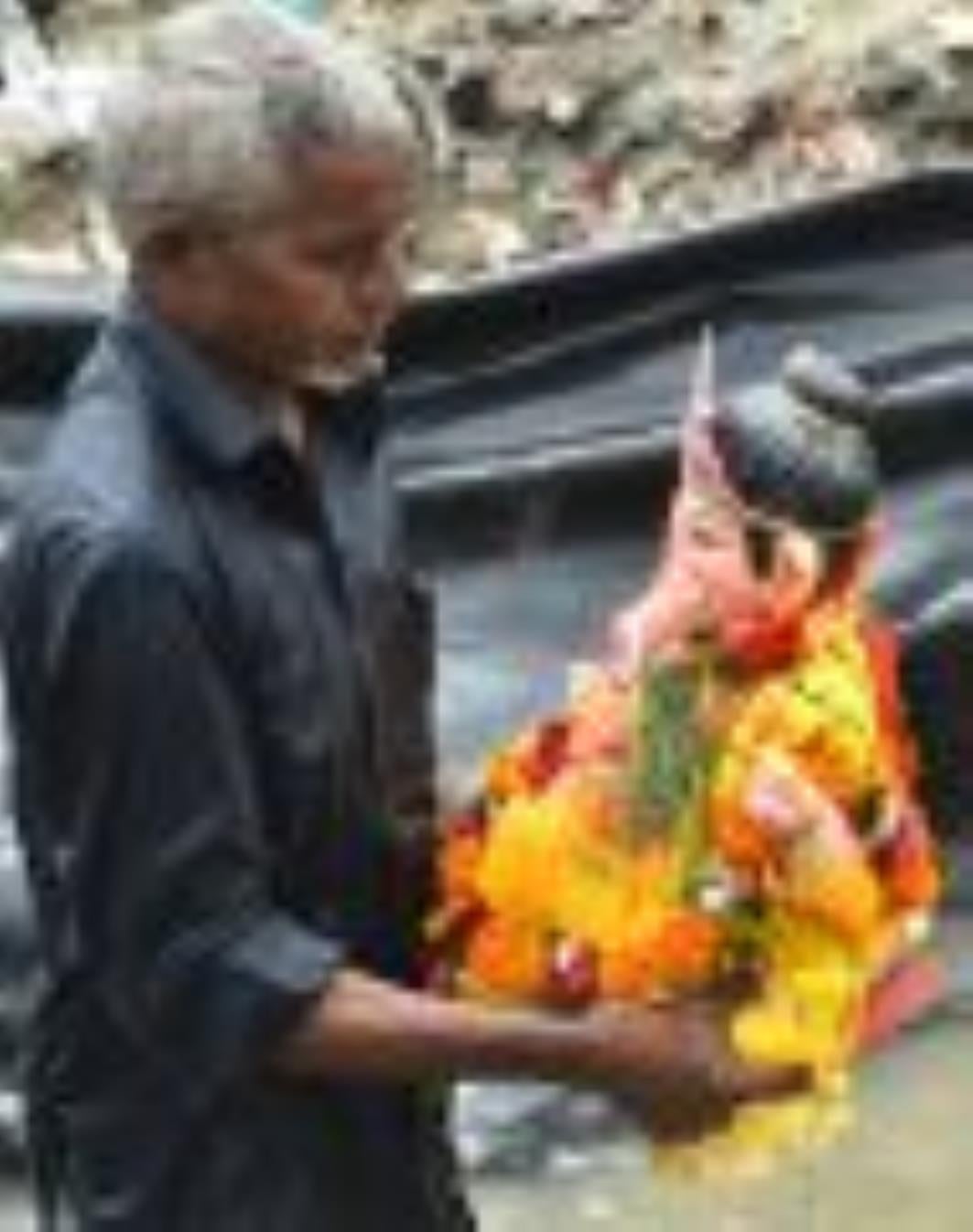 झूलेलालघाट, कुड़ियाघाट और खाटू श्याम मंदिर घाट पर सुबह से ही विसर्जन शुरू हो गया जो शाम तक जारी