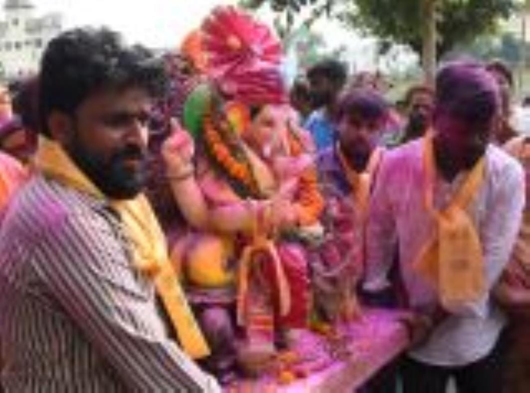 झूलेलालघाट, कुड़ियाघाट और खाटू श्याम मंदिर घाट पर सुबह से ही विसर्जन शुरू हो गया जो शाम तक जारी