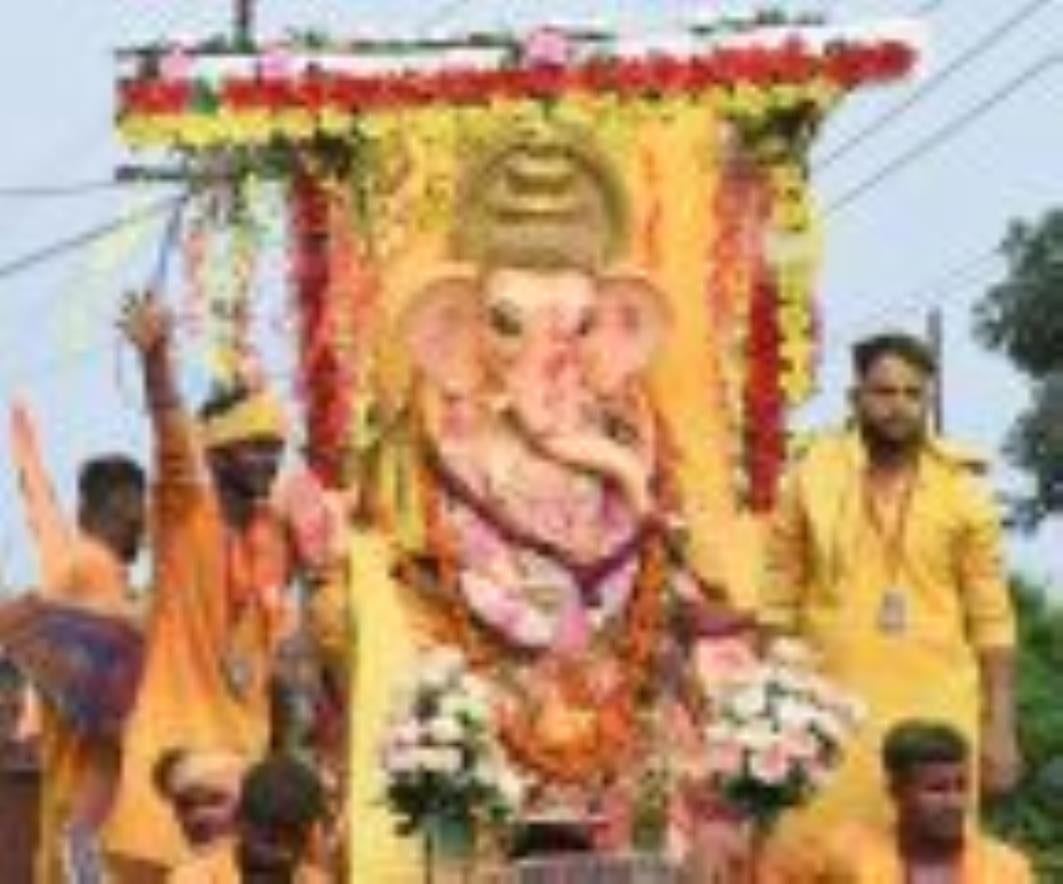झूलेलालघाट, कुड़ियाघाट और खाटू श्याम मंदिर घाट पर सुबह से ही विसर्जन शुरू हो गया जो शाम तक जारी