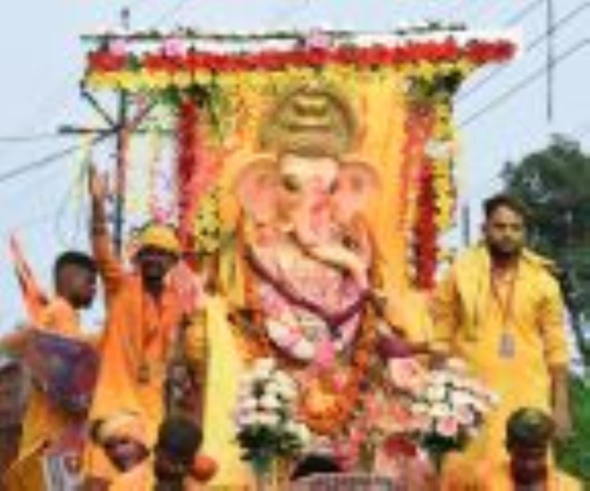 झूलेलालघाट, कुड़ियाघाट और खाटू श्याम मंदिर घाट पर सुबह से ही विसर्जन शुरू हो गया जो शाम तक जारी