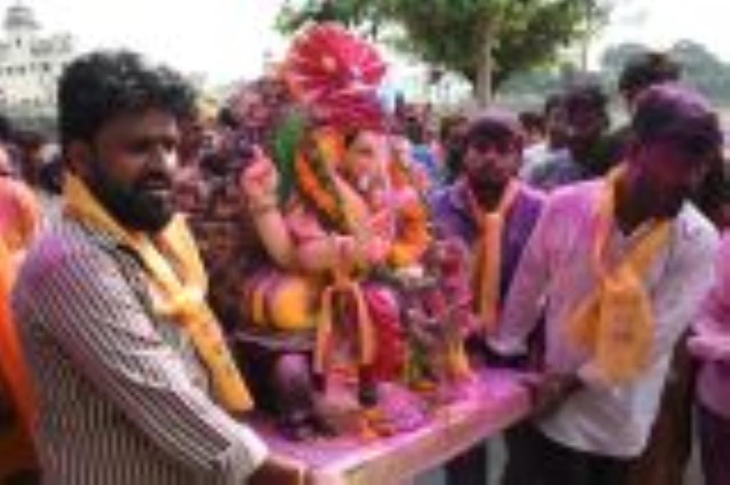 झूलेलालघाट, कुड़ियाघाट और खाटू श्याम मंदिर घाट पर सुबह से ही विसर्जन शुरू हो गया जो शाम तक जारी