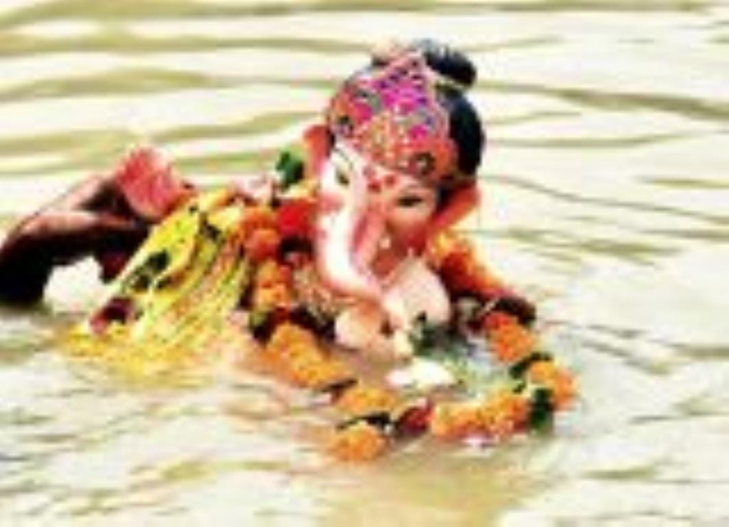 झूलेलालघाट, कुड़ियाघाट और खाटू श्याम मंदिर घाट पर सुबह से ही विसर्जन शुरू हो गया जो शाम तक जारी