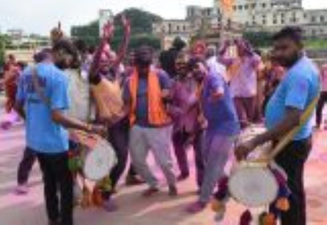 झूलेलालघाट, कुड़ियाघाट और खाटू श्याम मंदिर घाट पर सुबह से ही विसर्जन शुरू हो गया जो शाम तक जारी