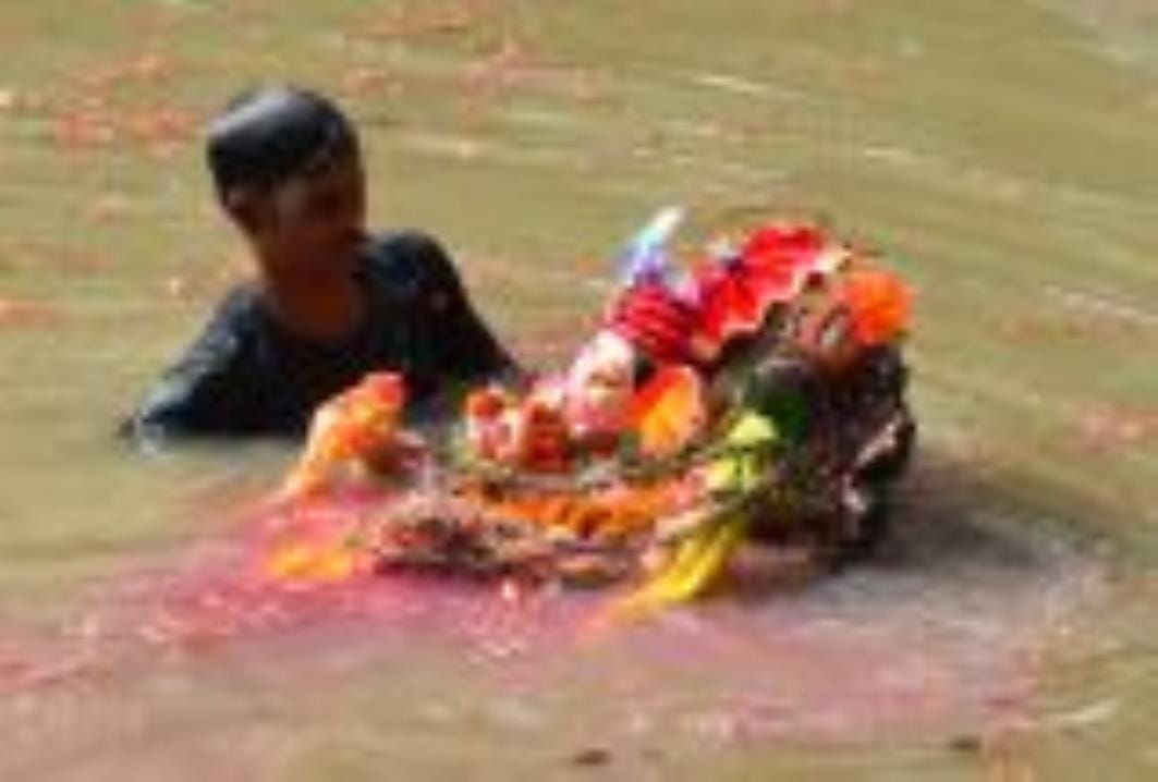 झूलेलालघाट, कुड़ियाघाट और खाटू श्याम मंदिर घाट पर सुबह से ही विसर्जन शुरू हो गया जो शाम तक जारी