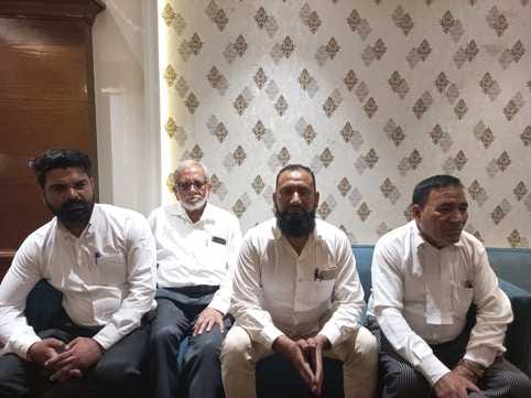 कुरुक्षेत्र। पत्रकारों से बातचीत करते ठेकेदार नौशाद अली व वकील बालकृष्ण गुप्ता। संवाद कुरुक्षेत्र। पत्रकारों से बातचीत करते ठेकेदार नौशाद अली व वकील बालकृष्ण गुप्ता। संवाद