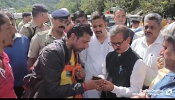 करियां स्थिति एनएचपीसी के सभागार में आपदा को लेकर बैठक करते मुख्यमंत्री। -स्रोतः प्रशासन