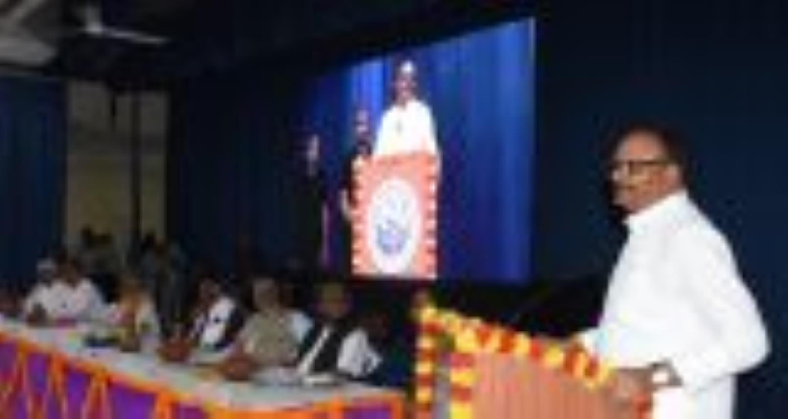 कार्यक्रम में उपस्थित इंजीनियर और संबोधित करते ब्रजेश पाठक। कार्यक्रम में उपस्थित इंजीनियर और संबोधित करते ब्रजेश पाठक।