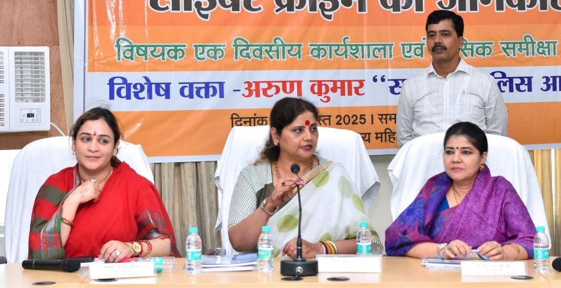 कार्यशाला में मौजूद महिला आयोग की अध्यक्ष, उपाध्यक्ष व सदस्य। कार्यशाला में मौजूद महिला आयोग की अध्यक्ष, उपाध्यक्ष व सदस्य।