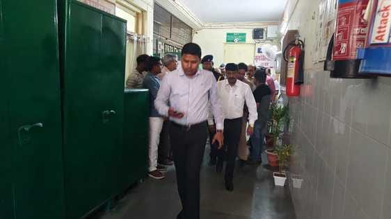 कोतवाली थाने में शिकायत दर्ज कराते डॉक्टर और सीएमएस महिला अस्पताल बस्ती। कोतवाली थाने में शिकायत दर्ज कराते डॉक्टर और सीएमएस महिला अस्पताल बस्ती।