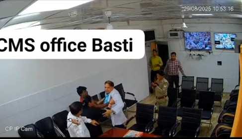 कोतवाली थाने में शिकायत दर्ज कराते डॉक्टर और सीएमएस महिला अस्पताल बस्ती। कोतवाली थाने में शिकायत दर्ज कराते डॉक्टर और सीएमएस महिला अस्पताल बस्ती।
