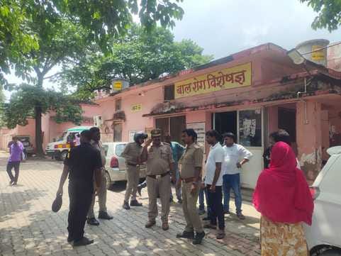 कोतवाली थाने में शिकायत दर्ज कराते डॉक्टर और सीएमएस महिला अस्पताल बस्ती। कोतवाली थाने में शिकायत दर्ज कराते डॉक्टर और सीएमएस महिला अस्पताल बस्ती।
