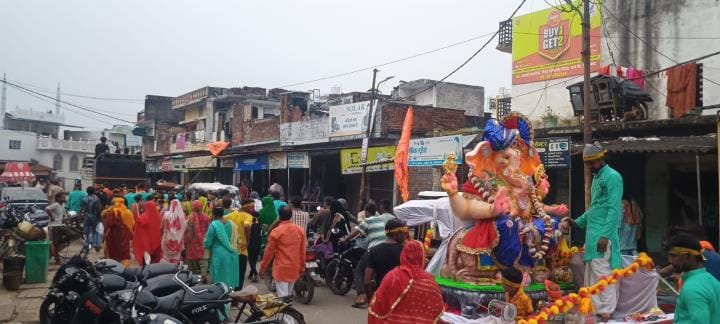 मलिहाबाद में बृहस्पतिवार को गणपति की सवारी में शामिल श्रद्धालु। मलिहाबाद में बृहस्पतिवार को गणपति की सवारी में शामिल श्रद्धालु।