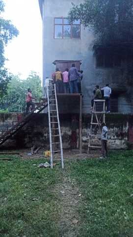 मेरठ छावनी परिषद की टीम ने दीवार तोड़कर अतिथि भवन की दो मंजिलों पर लिया कब्जा। स्रोत : कैंट बोर् मेरठ छावनी परिषद की टीम ने दीवार तोड़कर अतिथि भवन की दो मंजिलों पर लिया कब्जा। स्रोत : कैंट बोर्