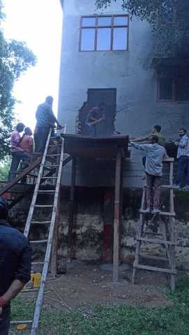 मेरठ छावनी परिषद की टीम ने दीवार तोड़कर अतिथि भवन की दो मंजिलों पर लिया कब्जा। स्रोत : कैंट बोर् मेरठ छावनी परिषद की टीम ने दीवार तोड़कर अतिथि भवन की दो मंजिलों पर लिया कब्जा। स्रोत : कैंट बोर्