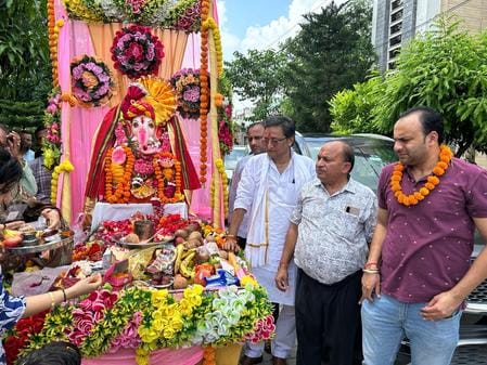 मेरठ..कंवलजीत..डालम पाड़ा स्थित सत्यनारायण मंदिर में विराजमान हुए गणेश जी का पूजन करते श्रद्धालु