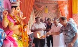 नजीबाबाद-सिद्धि विनायक मंदिर में  गणेश पूजन करते श्रद्धालु। स्रोत-श्रद्धालु