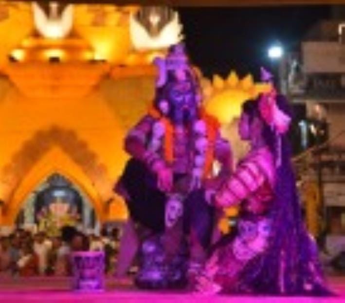 पत्रकारपुरम चौराहे के पास गणेशोत्सव में शुक्रवार को नवदुर्गा नृत्य नाटिका का मंचन किया गया। पत्रकारपुरम चौराहे के पास गणेशोत्सव में शुक्रवार को नवदुर्गा नृत्य नाटिका का मंचन किया गया।