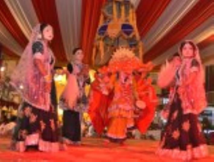 पत्रकारपुरम चौराहे के पास गणेशोत्सव में शुक्रवार को नवदुर्गा नृत्य नाटिका का मंचन किया गया। पत्रकारपुरम चौराहे के पास गणेशोत्सव में शुक्रवार को नवदुर्गा नृत्य नाटिका का मंचन किया गया।