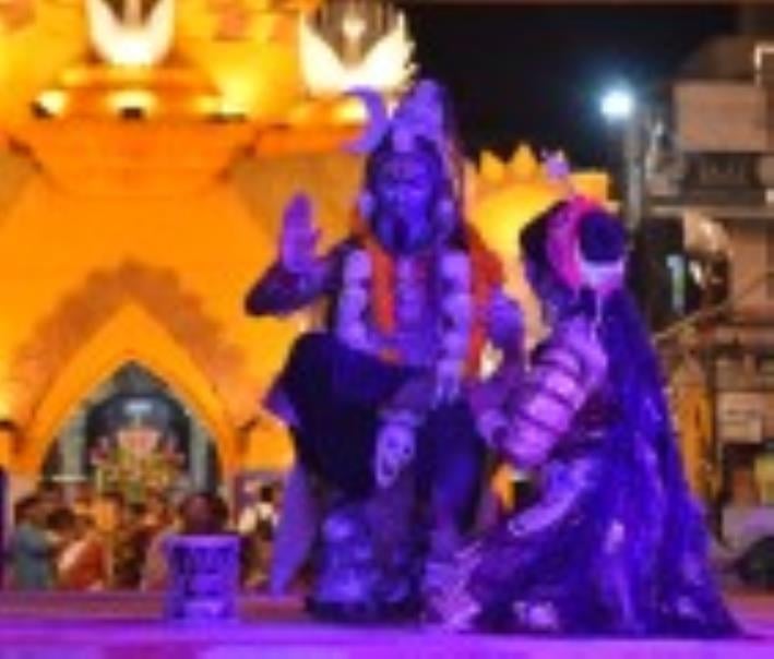 पत्रकारपुरम चौराहे के पास गणेशोत्सव में शुक्रवार को नवदुर्गा नृत्य नाटिका का मंचन किया गया। पत्रकारपुरम चौराहे के पास गणेशोत्सव में शुक्रवार को नवदुर्गा नृत्य नाटिका का मंचन किया गया।