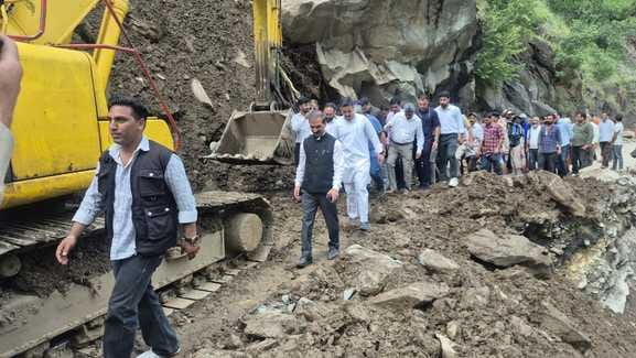 पैदल ही चंबा की ओर आ रहे श्रद्धालु मुख्यमंत्री को भरमौर की स्थिति की वीडियो दिखाता। -स्रोत : प्