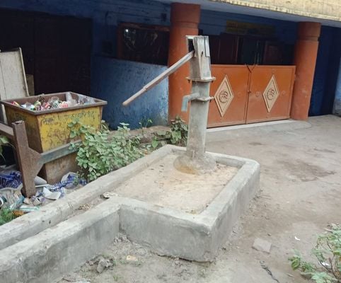 रोडवेज परिसर में टूटी बेंच पर एक तरफ बैठे यात्री। संवाद रोडवेज परिसर में टूटी बेंच पर एक तरफ बैठे यात्री। संवाद