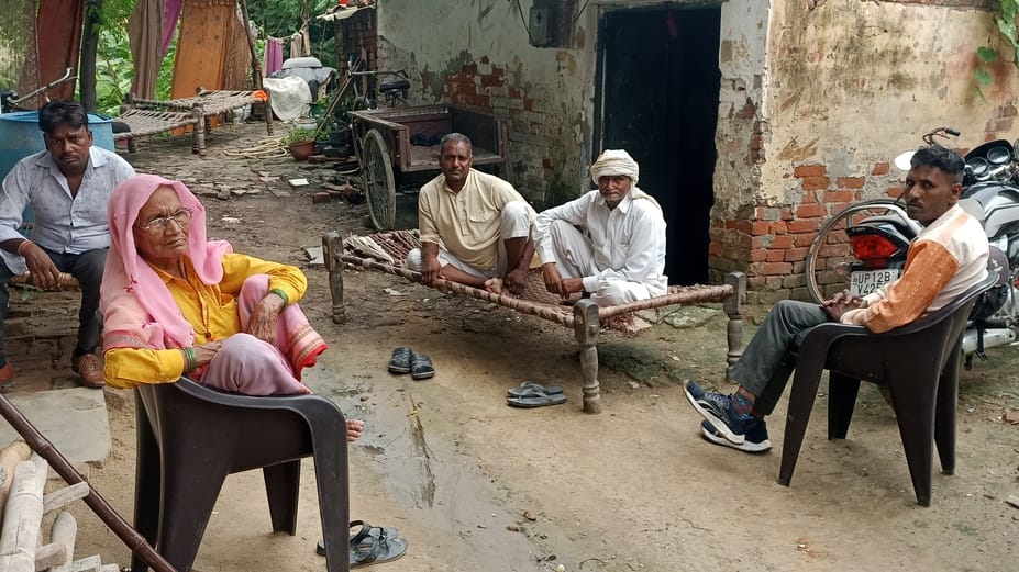 रामपुरी में पीडि़त परिवार के बीच पहुंचे भाजपा नेता गौरव स्वरूप एवं एसडीएम सदर : स्वयं रामपुरी में पीडि़त परिवार के बीच पहुंचे भाजपा नेता गौरव स्वरूप एवं एसडीएम सदर : स्वयं