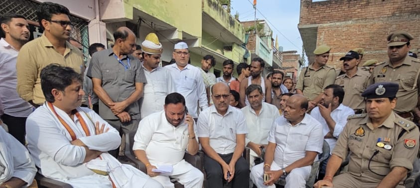 रामपुरी में पीडि़त परिवार के बीच पहुंचे भाजपा नेता गौरव स्वरूप एवं एसडीएम सदर : स्वयं रामपुरी में पीडि़त परिवार के बीच पहुंचे भाजपा नेता गौरव स्वरूप एवं एसडीएम सदर : स्वयं