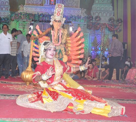 समर्पण यूथ क्लब की ओर से हुडा कॉम्प्लेक्स में आयोजित गणेश महोत्सव के दौरान उपस्थित श्रद्धालु। स समर्पण यूथ क्लब की ओर से हुडा कॉम्प्लेक्स में आयोजित गणेश महोत्सव के दौरान उपस्थित श्रद्धालु। स