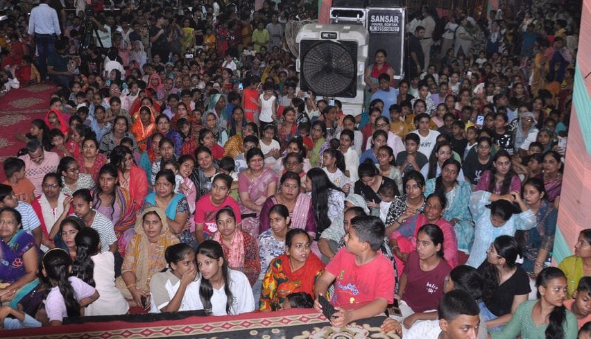 समर्पण यूथ क्लब की ओर से हुडा कॉम्प्लेक्स में आयोजित गणेश महोत्सव के दौरान उपस्थित श्रद्धालु। स समर्पण यूथ क्लब की ओर से हुडा कॉम्प्लेक्स में आयोजित गणेश महोत्सव के दौरान उपस्थित श्रद्धालु। स