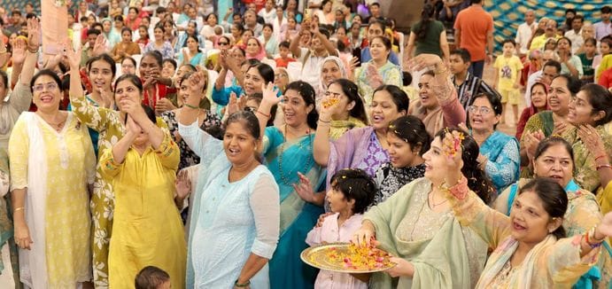 समर्पण यूथ क्लब की ओर से हुडा कॉम्प्लेक्स में आयोजित गणेश महोत्सव के दौरान उपस्थित श्रद्धालु। स समर्पण यूथ क्लब की ओर से हुडा कॉम्प्लेक्स में आयोजित गणेश महोत्सव के दौरान उपस्थित श्रद्धालु। स