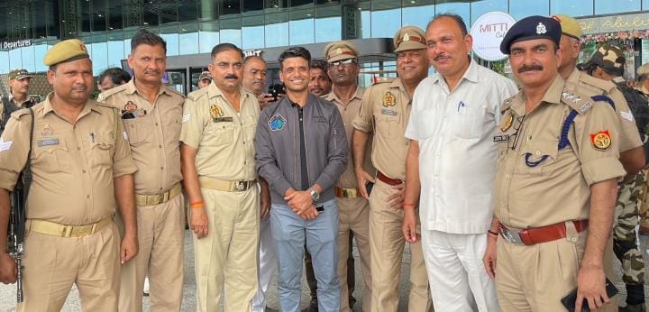 शुभांशु शुक्ला एयरपोर्ट पहुंचने से पहले अपने घर गए।