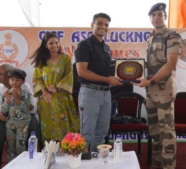 शुभांशु शुक्ला एयरपोर्ट पहुंचने से पहले अपने घर गए।