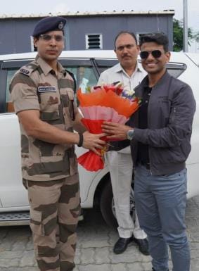 शुभांशु शुक्ला एयरपोर्ट पहुंचने से पहले अपने घर गए।