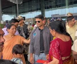 शुभांशु शुक्ला एयरपोर्ट पहुंचने से पहले अपने घर गए।