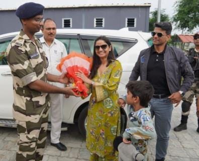 शुभांशु शुक्ला एयरपोर्ट पहुंचने से पहले अपने घर गए।