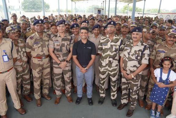 शुभांशु शुक्ला एयरपोर्ट पहुंचने से पहले अपने घर गए।