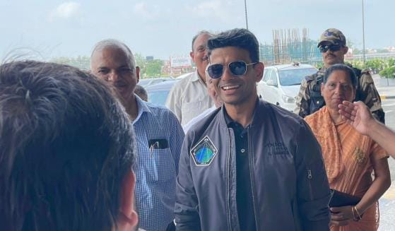शुभांशु शुक्ला एयरपोर्ट पहुंचने से पहले अपने घर गए।