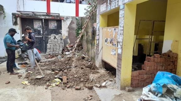 शौचाल पर लगे ताले। इनकी मरम्मत का भी काम चल रहा है।