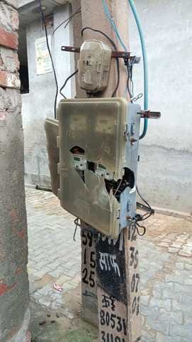 शहर की हंस कॉलोनी में मीटर तोड़ने के मामले एकत्रित मोहल्ला के लोग। संवाद शहर की हंस कॉलोनी में मीटर तोड़ने के मामले एकत्रित मोहल्ला के लोग। संवाद