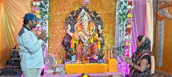 शहर के सर्राफा बाजार में सजा गणेश पंडाल। संवाद शहर के सर्राफा बाजार में सजा गणेश पंडाल। संवाद