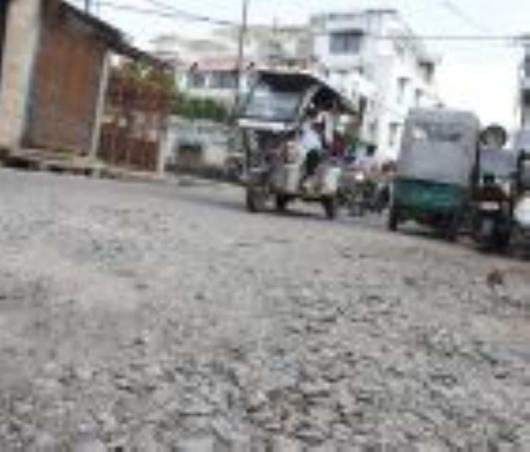 शहर के विभिन्न इलाकों की खस्ताहाल सड़कें। 