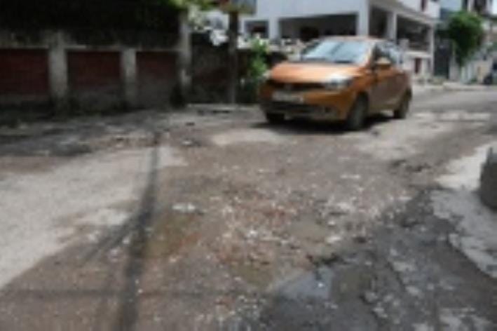 शहर के विभिन्न इलाकों की खस्ताहाल सड़कें। 