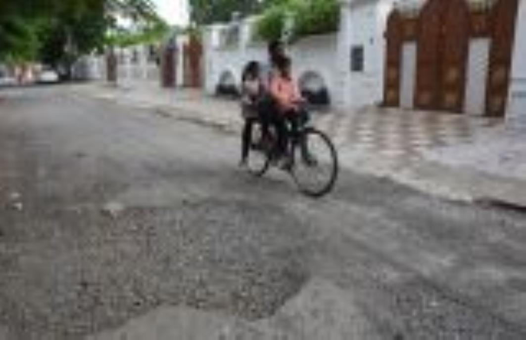 शहर के विभिन्न इलाकों की खस्ताहाल सड़कें। 
