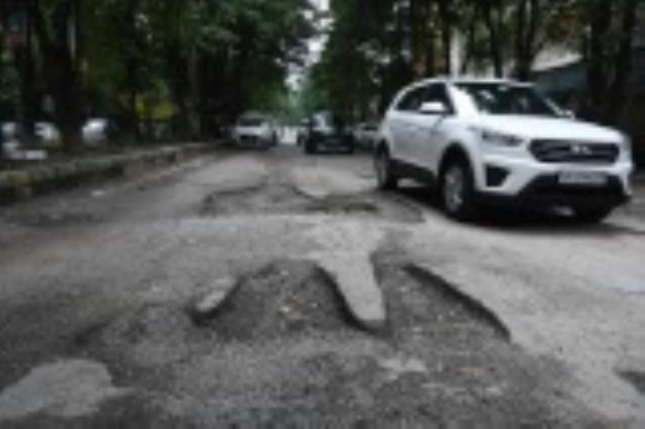 शहर के विभिन्न इलाकों की खस्ताहाल सड़कें। 