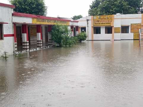शहर में स्टेशन मार्ग पर भरा बारिश का पानी। संवाद